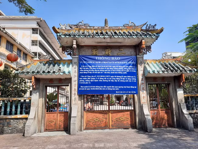 Bảng thông báo cũng được gắn trước cổng chùa Ông Bổn -Miếu Nhị Phủ, trên đường Hải Thượng Lãn Ông- quận 5