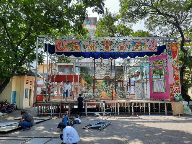 Dù bên trong sân chùa đã làm Sân khấu tổ chức biểu diễn nghệ thuật trong dịp Tết Nguyên Tiêu năm nay, nhà chùa cũng phải tháo xuống cất đi để phòng chống dịch bệnh nCoV