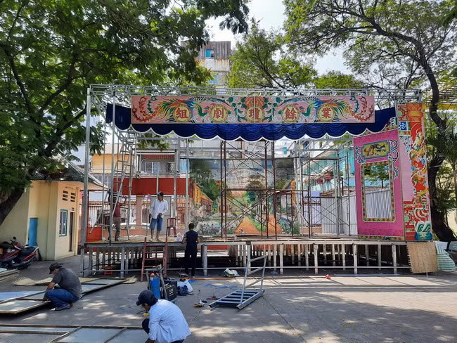 Dù bên trong sân chùa đã làm Sân khấu tổ chức biểu diễn nghệ thuật trong dịp Tết Nguyên Tiêu năm nay, nhà chùa cũng phải tháo xuống cất đi để phòng chống dịch bệnh nCoV