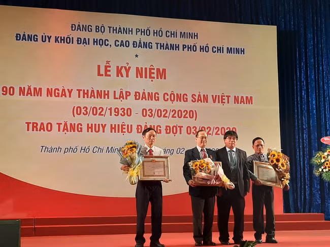 Trao Huy hiệu Đảng cho 13 đảng viên