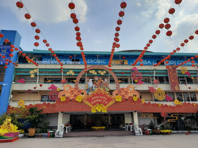 Bên trong sân Trung tâm Văn hóa Quận 5 đã trang hoàng đèn hoa để tổ chức Lễ hội Nguyên Tiêu năm 2020, cũng phải dừng các hoạt động tại đây để phòng, chống dịch bệnh nCoV