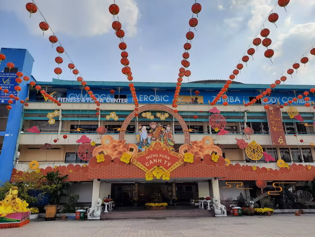 Bên trong sân Trung tâm Văn hóa Quận 5 đã trang hoàng đèn hoa để tổ chức Lễ hội Nguyên Tiêu năm 2020, cũng phải dừng các hoạt động tại đây để phòng, chống dịch bệnh nCoV