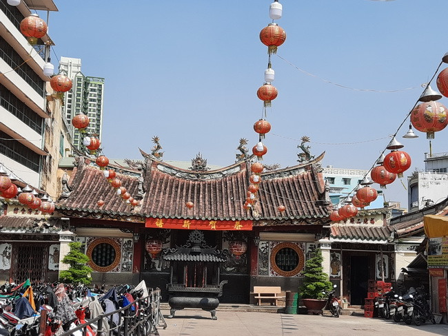 Bên trong sân chùa Ông Bổn- Miếu Nhị Phủ cũng vắng bóng người