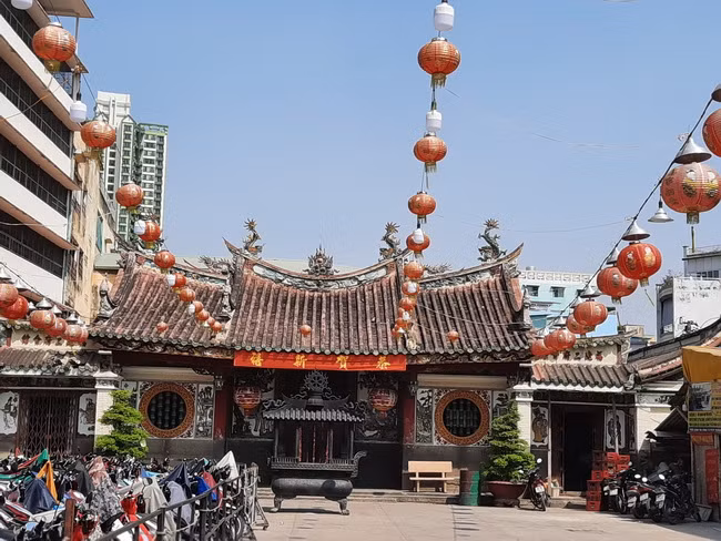 Bên trong sân chùa Ông Bổn- Miếu Nhị Phủ cũng vắng bóng người