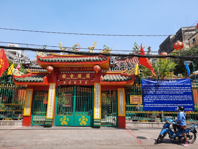 Người dân đọc thông báo về việc dừng các hoạt động Lễ hội Nguyên Tiêu năm 2020 tại chùa Ôn Lăng, đường Lão Tử, quận 5