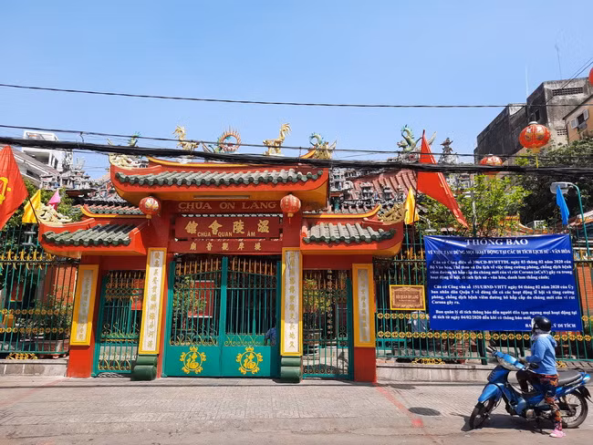 Người dân đọc thông báo về việc dừng các hoạt động Lễ hội Nguyên Tiêu năm 2020 tại chùa Ôn Lăng, đường Lão Tử, quận 5