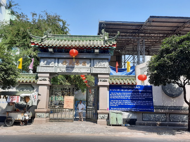 Trước cổng chùa Ông- Hội quán Nghĩa An trên đường Nguyễn Trãi gắn bảng đóng cửa không tiếp khách đến viếng chùa trong dịp Tết Nguyên Tiêu