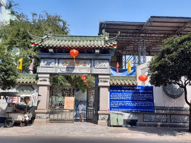 Trước cổng chùa Ông- Hội quán Nghĩa An trên đường Nguyễn Trãi gắn bảng đóng cửa không tiếp khách đến viếng chùa trong dịp Tết Nguyên Tiêu