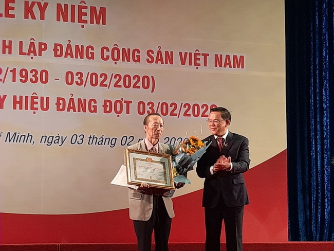 Bí thư Đảng ủy Khối Nguyễn Đông Phong trao Huy hiệu 60 năm tuổi Đảng cho GS-TS Nguyễn Mộng Hùng.