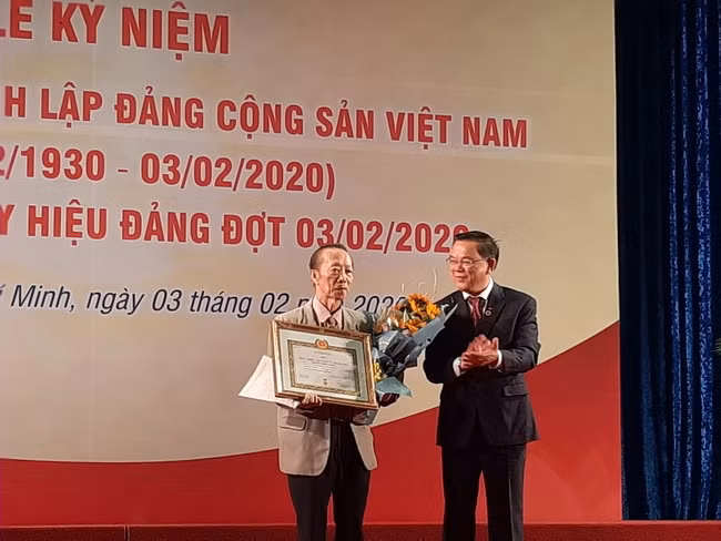 Bí thư Đảng ủy Khối Nguyễn Đông Phong trao Huy hiệu 60 năm tuổi Đảng cho GS-TS Nguyễn Mộng Hùng.
