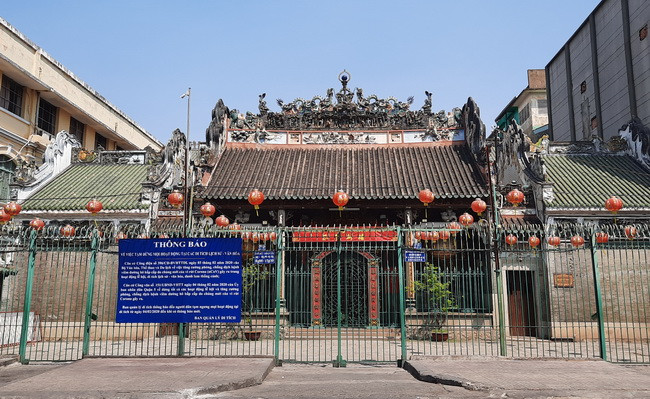 Khác hẳn với không khí lễ hội Tết Nguyên Tiêu hằng năm luôn nhộn nhịp người dân đến chiêm bái, năm nay chùa Bà Thiên Hậu trên đường Nguyễn Trãi phải đóng cửa không tiếp khách để phòng chống dịch nCoV