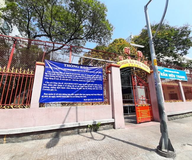 Cổng chùa Bà Hải Nam trên đường Trần Hưng Đạo quận 5 cũng gắn thông báo về việc dừng hoạt động lễ hội tại đây