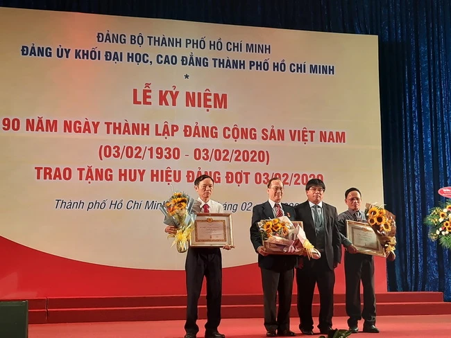 Trao Huy hiệu Đảng cho 13 đảng viên