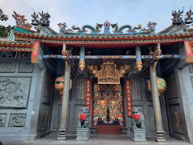 Cảnh chùa Ông - Hội quán Nghĩa An cũng được đóng kín cửa và dừng các hoạt động văn hóa lễ hội Nguyên Tiêu năm nay