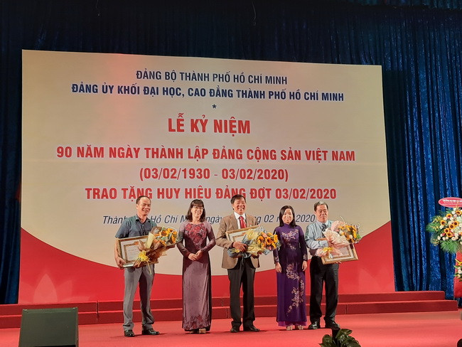 Đại diện Đảng ủy Khối ĐH-CĐ trao Huy hiệu 30 năm tuổi Đảng cho các đảng viên