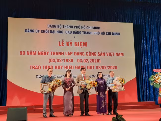 Đại diện Đảng ủy Khối ĐH-CĐ trao Huy hiệu 30 năm tuổi Đảng cho các đảng viên