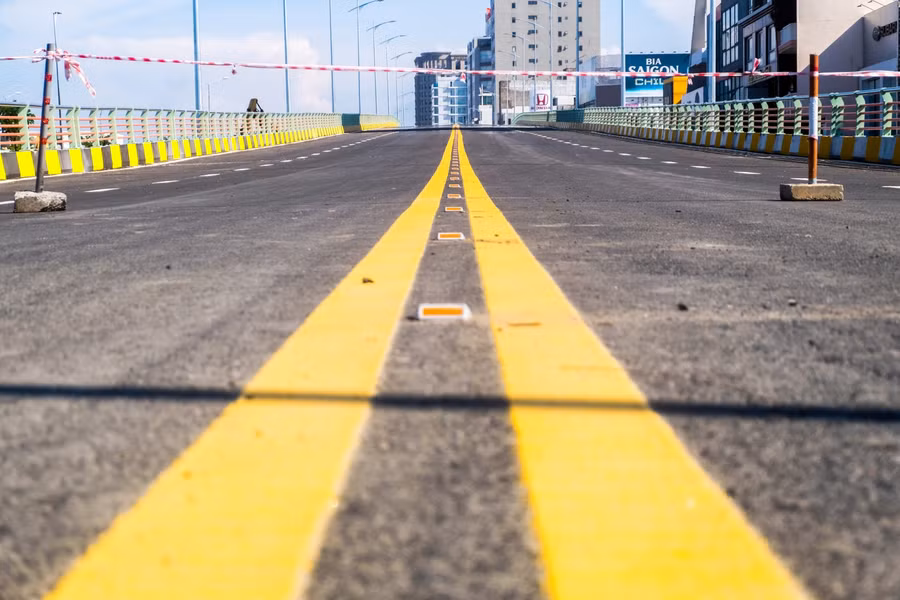 Cầu có chiều rộng 14m gồm 4 làn xe cùng hệ thống các đường dẫn hai đầu cầu vượt và các tuyến đường gom.