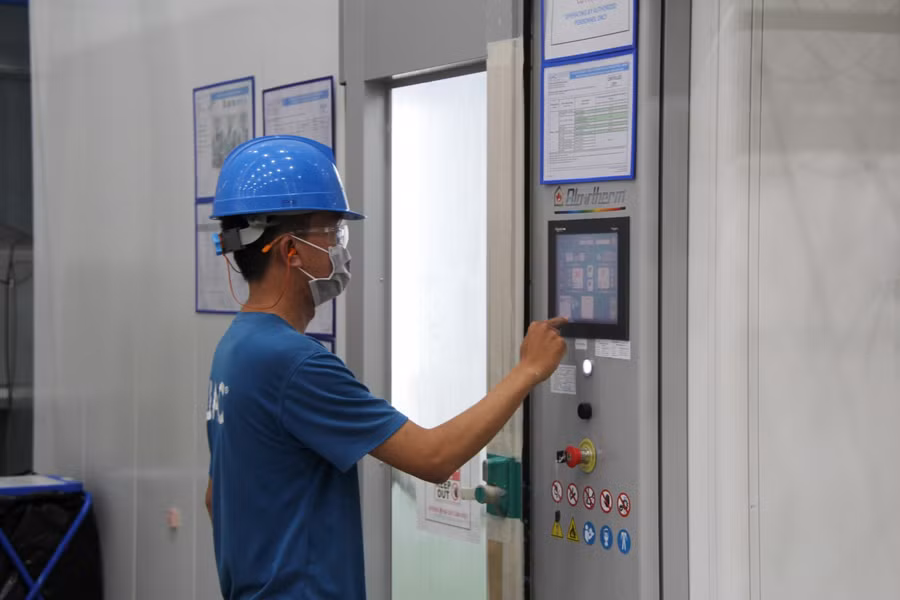 Các công nhân thuộc diện nguy cơ cao được làm việc trong phân xưởng riêng biệt, đảm bảo an toàn phòng chống dịch.