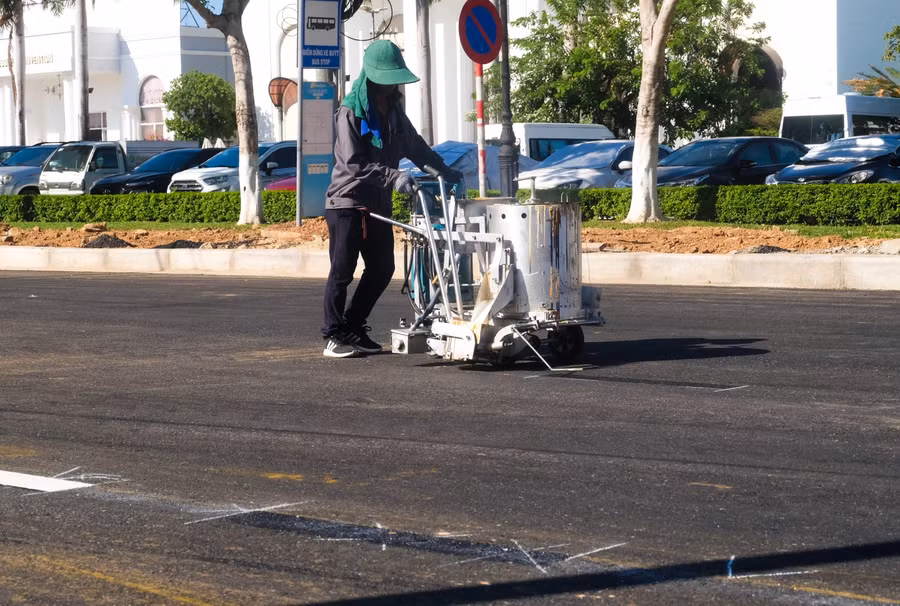 Các công nhân đang gấp rút hoàn thành những công đoạn cuối cùng như sơn lan can, kẻ vạch, quét dọn bề mặt…