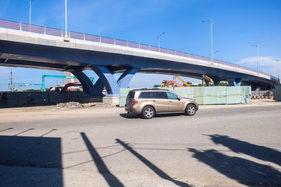 Gồm 5 nhịp dầm hộp thép liên hợp bản bê tông cốt thép