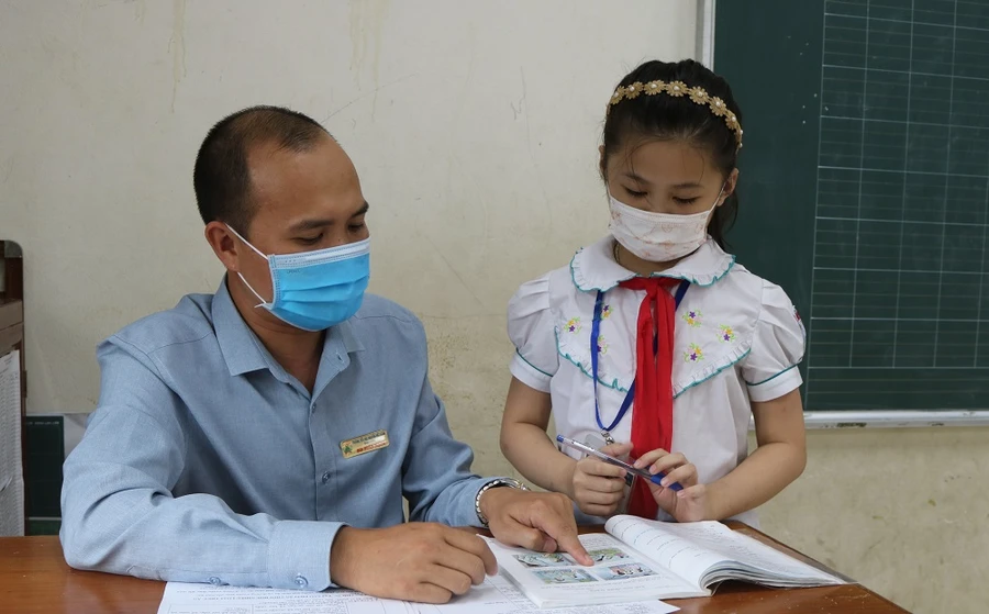 Thầu giáo Bùi Xuân Mạnh (trường Tiểu học Nguyễn Viết Xuân, TP Thái Nguyên) trao đổi, hướng dẫn học trò 