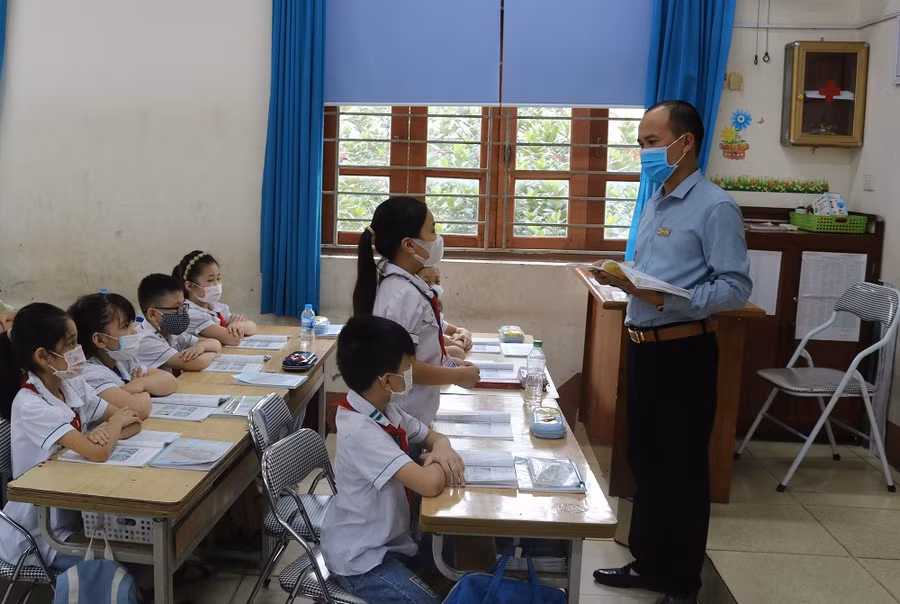 Thầy giáo Bùi Xuân Mạnh trong một giờ lên lớp