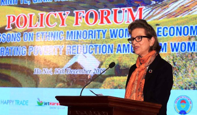 Bà Caitlin Wiesen phát biểu tại Diễn đàn Bà Caitlin Wiesen phát biểu tại Diễn đàn