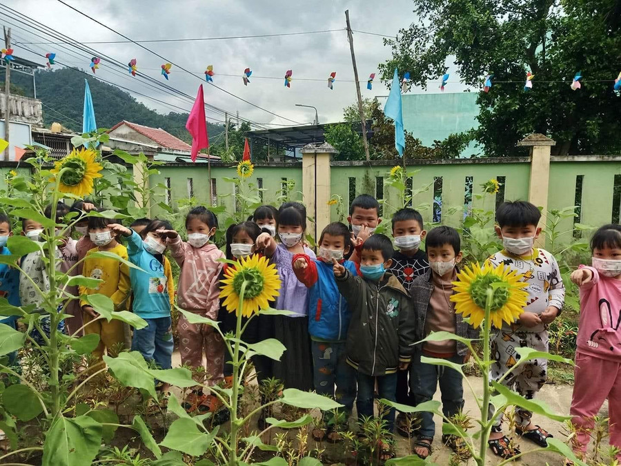 Việc phổ cập giáo dục cho trẻ gặp nhiều thuận lợi do có sự đồng thuận của phụ huynh. Việc phổ cập giáo dục cho trẻ gặp nhiều thuận lợi do có sự đồng thuận của phụ huynh.