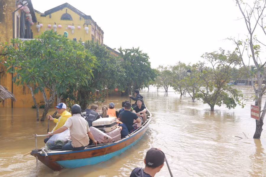 Du khách tham quan phải dọn dẹp đồ đạc chạy lũ.