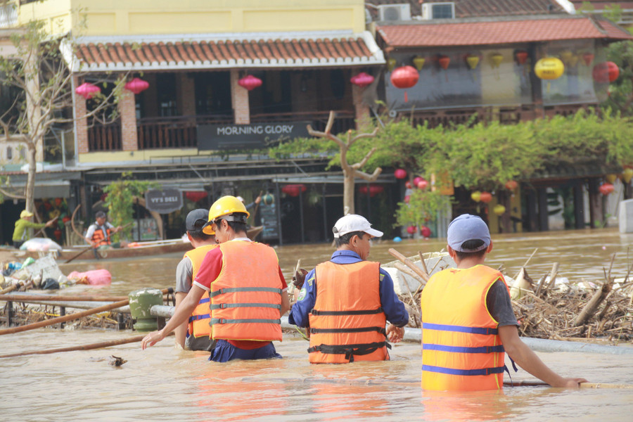 Nước lũ về kéo theo lượng rác lớn, nên lượng vệ sinh môi trường dọn dẹp rất vất vả. Nước lũ về kéo theo lượng rác lớn, nên lượng vệ sinh môi trường dọn dẹp rất vất vả.