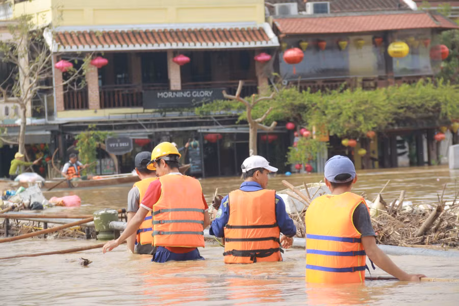 Nước lũ về kéo theo lượng rác lớn, nên lượng vệ sinh môi trường dọn dẹp rất vất vả.