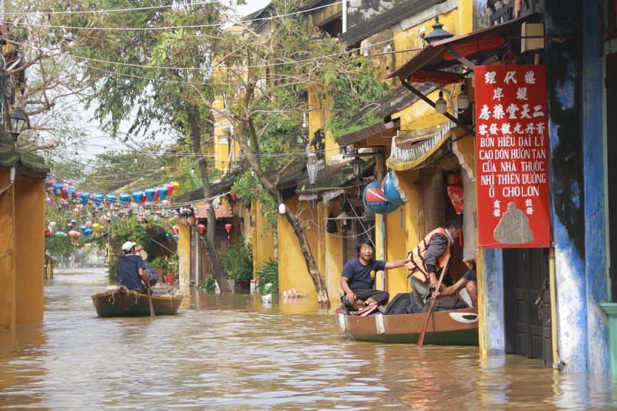 Người dân sử dụng ghe để đi lại bên trong phố cổ. Người dân sử dụng ghe để đi lại bên trong phố cổ.