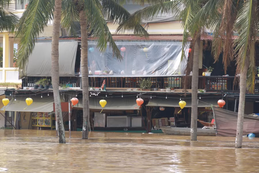 Hai tuyến đường ven sông là Bạch Đằng và Nguyễn Phúc Chu ngập sâu nhất, trên 2m.