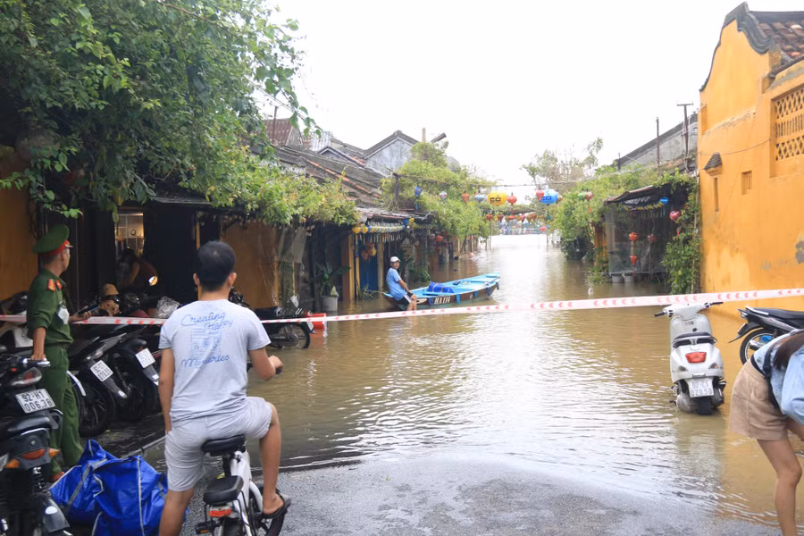 Phần lớn các hộ kinh doanh tại khu phố cổ Hội An đã di dời tài sản và sơ tán đến nơi cao ráo. Các tuyến đường ngập nước đều được lực lượng chức năng chăng dây, nghiêm cấm người qua lại để đảm bảo an toàn.
