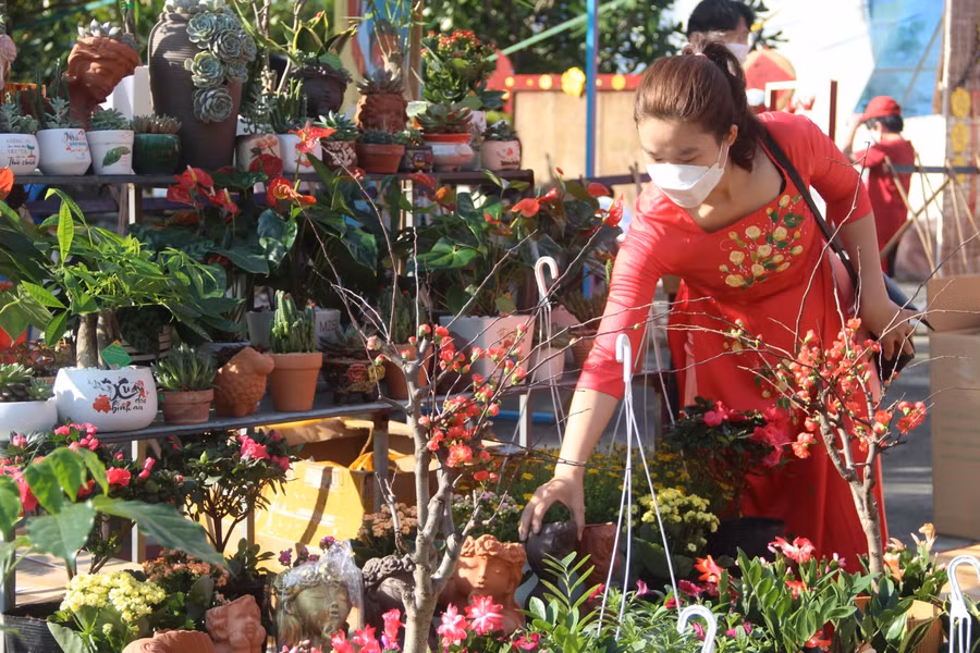 Người dân mua sắm tại phiên chợ.