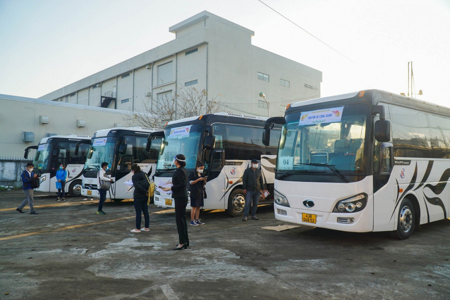 Chuyến xe công đoàn đưa công nhân có hoàn cảnh khó khăn về quê ăn Tết. 