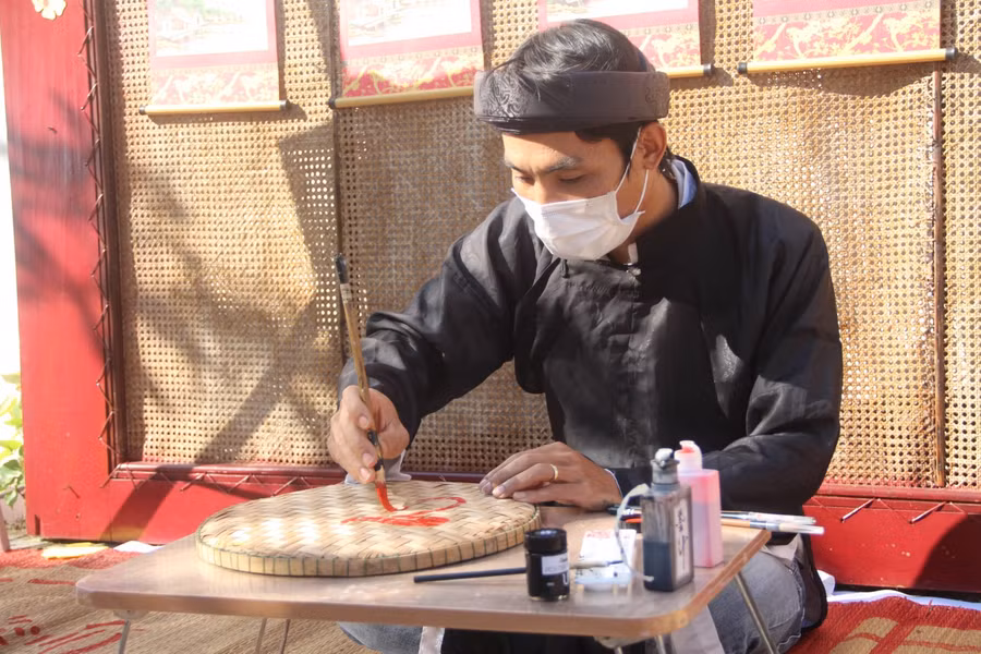 Ông đồ viết thư pháp.