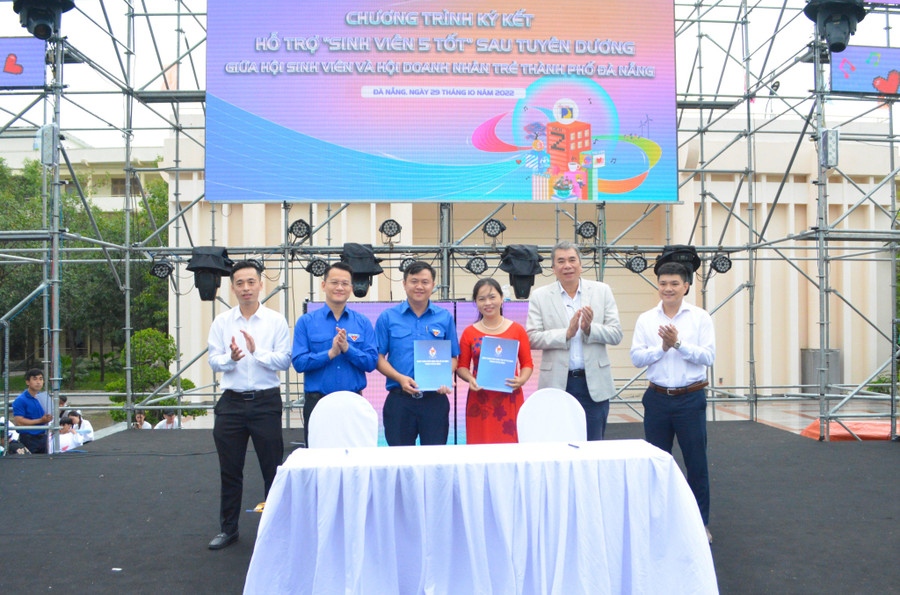 Lễ ký kết hỗ trợ sinh viên 5 tốt sau tuyên dương. Lễ ký kết hỗ trợ sinh viên 5 tốt sau tuyên dương.