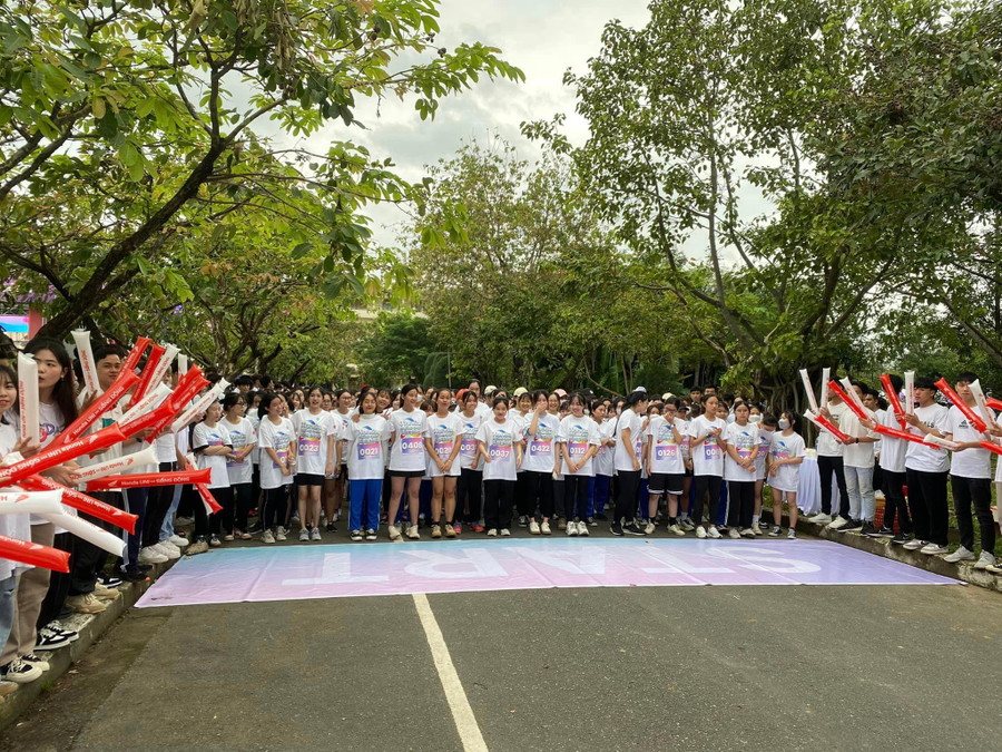 Hàng trăm tân sinh viên tham gia Giải chạy “Đường chạy sống động”. Hàng trăm tân sinh viên tham gia Giải chạy “Đường chạy sống động”.
