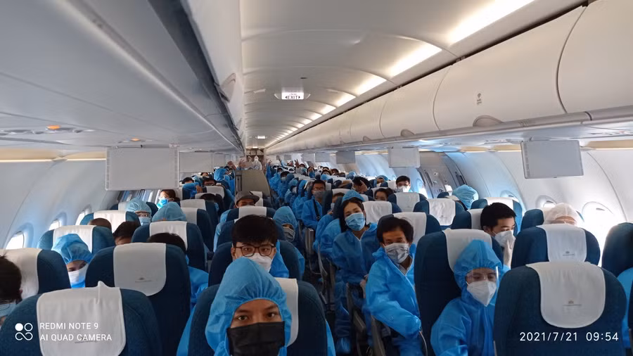 Người dân Đà Nẵng ở TP Hồ Chí Minh lên máy bay về quê.