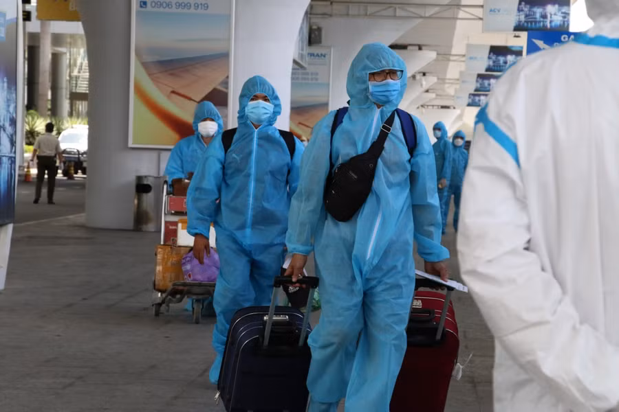 Công tác phòng chống dịch được thực hiện nghiêm ngặt. Người dân trên máy bay đều phải mặc đồ bảo hộ, và được test nhanh trước 24h kể từ thời điểm lên máy bay.