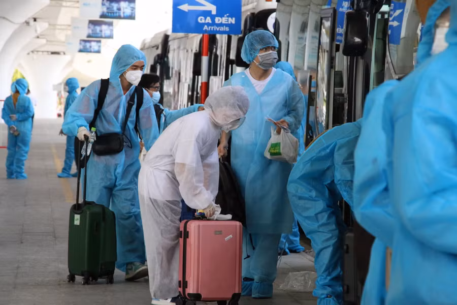 Ngay sau khi xuống sân bay, người dân làm thủ tục và đi thẳng ra xe để về nơi cách ly y tế tập trung.