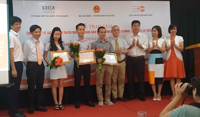 Ban tổ chức trao giải cho các tác giả.