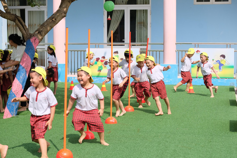 Trẻ mầm non đang vui chơi.