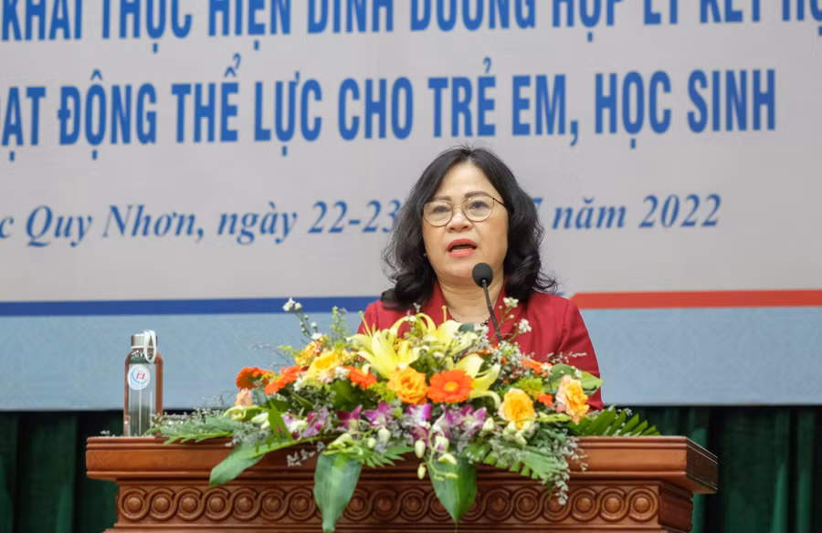 Thứ trưởng Bộ Giáo dục và Đào tạo Ngô Thị Minh phát biểu kết luận tại phiên thảo luận của Hội nghị.