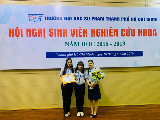 Nhóm SV đạt giải Nhất ở tiểu ban 3 - với đề tài " Thiết kế tài liệu hỗ trợ hoạt động giáo dục kĩ năng phòng vệ bản thân cho học sinh tiểu học" Nhóm SV đạt giải Nhất ở tiểu ban 3 - với đề tài " Thiết kế tài liệu hỗ trợ hoạt động giáo dục kĩ năng phòng vệ bản thân cho học sinh tiểu học"