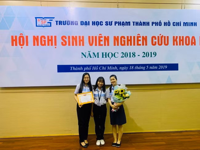 Nhóm SV đạt giải Nhất ở tiểu ban 3 - với đề tài " Thiết kế tài liệu hỗ trợ hoạt động giáo dục kĩ năng phòng vệ bản thân cho học sinh tiểu học"