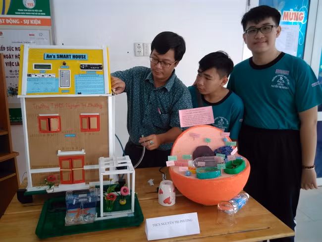 Trường THCS Nguyễn Tri Phương Quận 10, TP.HCM trưng bày sản phẩm sáng tạo "Nhà thông minh" tại ngày hội.