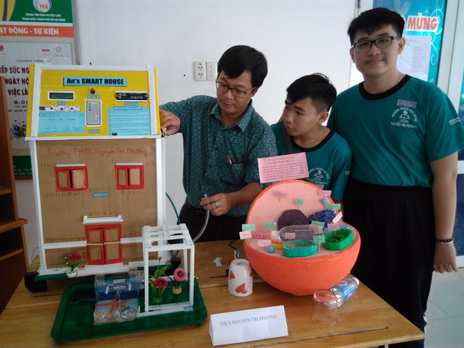 Trường THCS Nguyễn Tri Phương Quận 10, TP.HCM trưng bày sản phẩm sáng tạo "Nhà thông minh" tại ngày hội.