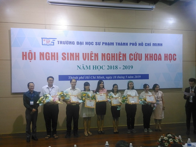 Ban tổ chức trao giải Nhì cho các nhóm thí sinh xuất sắc tại Hội nghị. Ban tổ chức trao giải Nhì cho các nhóm thí sinh xuất sắc tại Hội nghị.